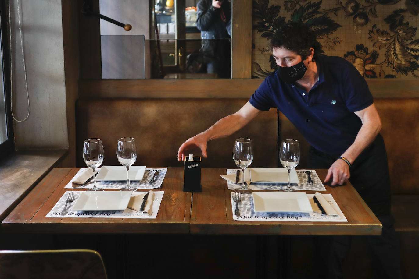 El buen tiempo mantiene las terrazas llenas, los clientes apenas se han enterado de que ya pueden usar el interior y los que lo saben se sienten más seguros en la calle. Ese es el panorama que presenta un recorrido por el centro de Santander