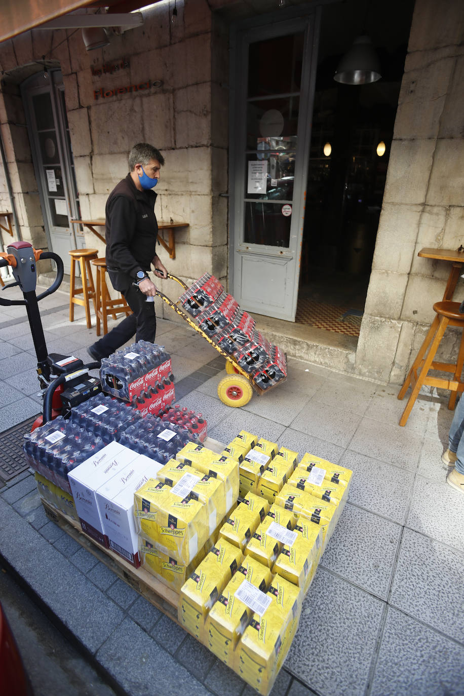 El buen tiempo mantiene las terrazas llenas, los clientes apenas se han enterado de que ya pueden usar el interior y los que lo saben se sienten más seguros en la calle. Ese es el panorama que presenta un recorrido por el centro de Santander