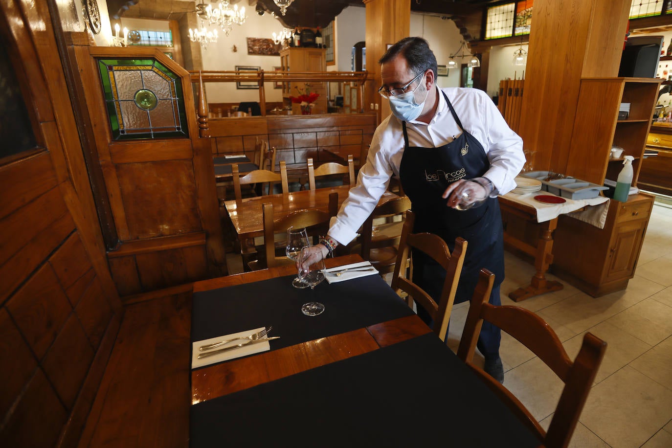 El buen tiempo mantiene las terrazas llenas, los clientes apenas se han enterado de que ya pueden usar el interior y los que lo saben se sienten más seguros en la calle. Ese es el panorama que presenta un recorrido por el centro de Santander
