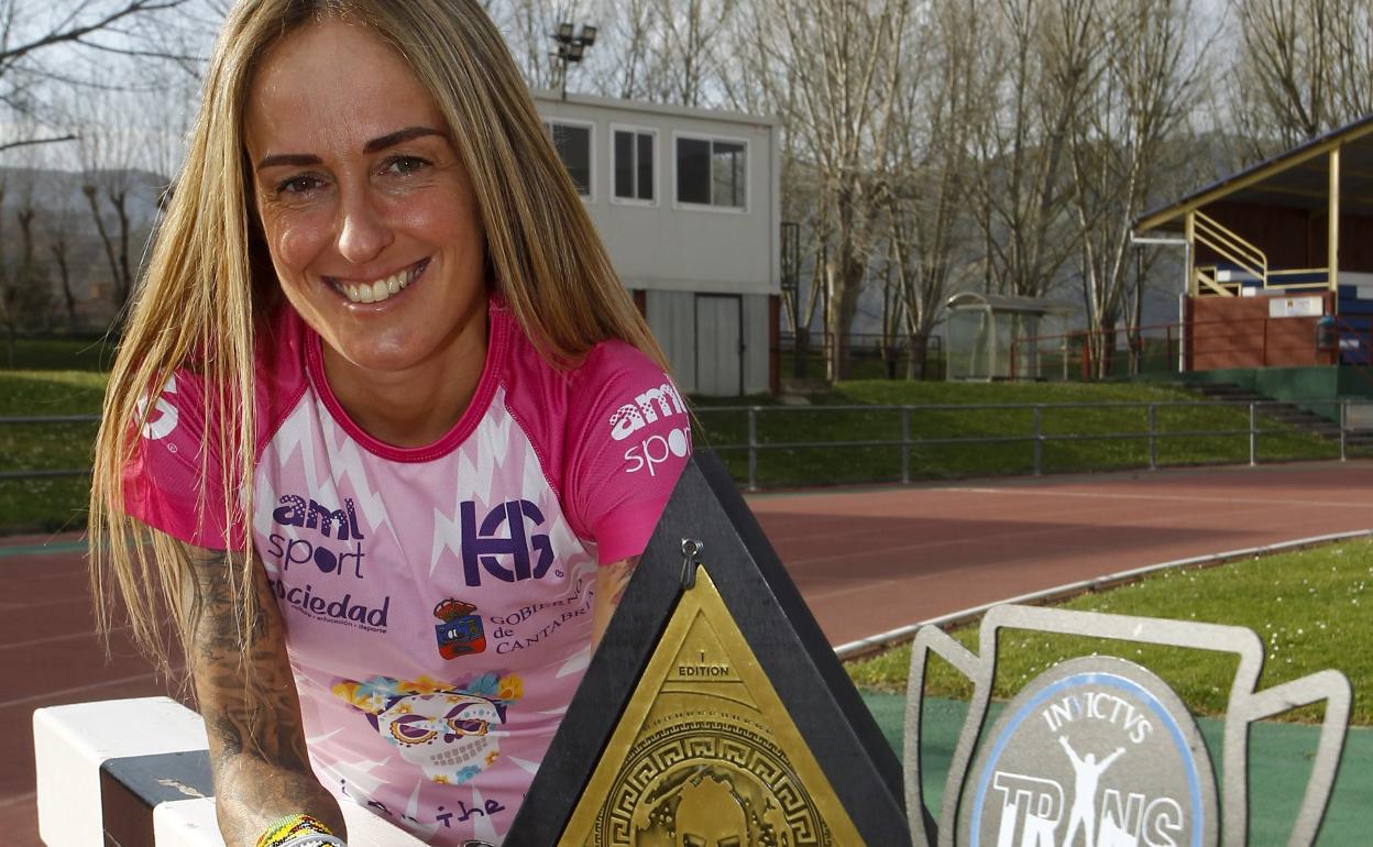 Azara García de los Salmones posa con los trofeos de la Transgrancanaria que ganó el pasado sábado.