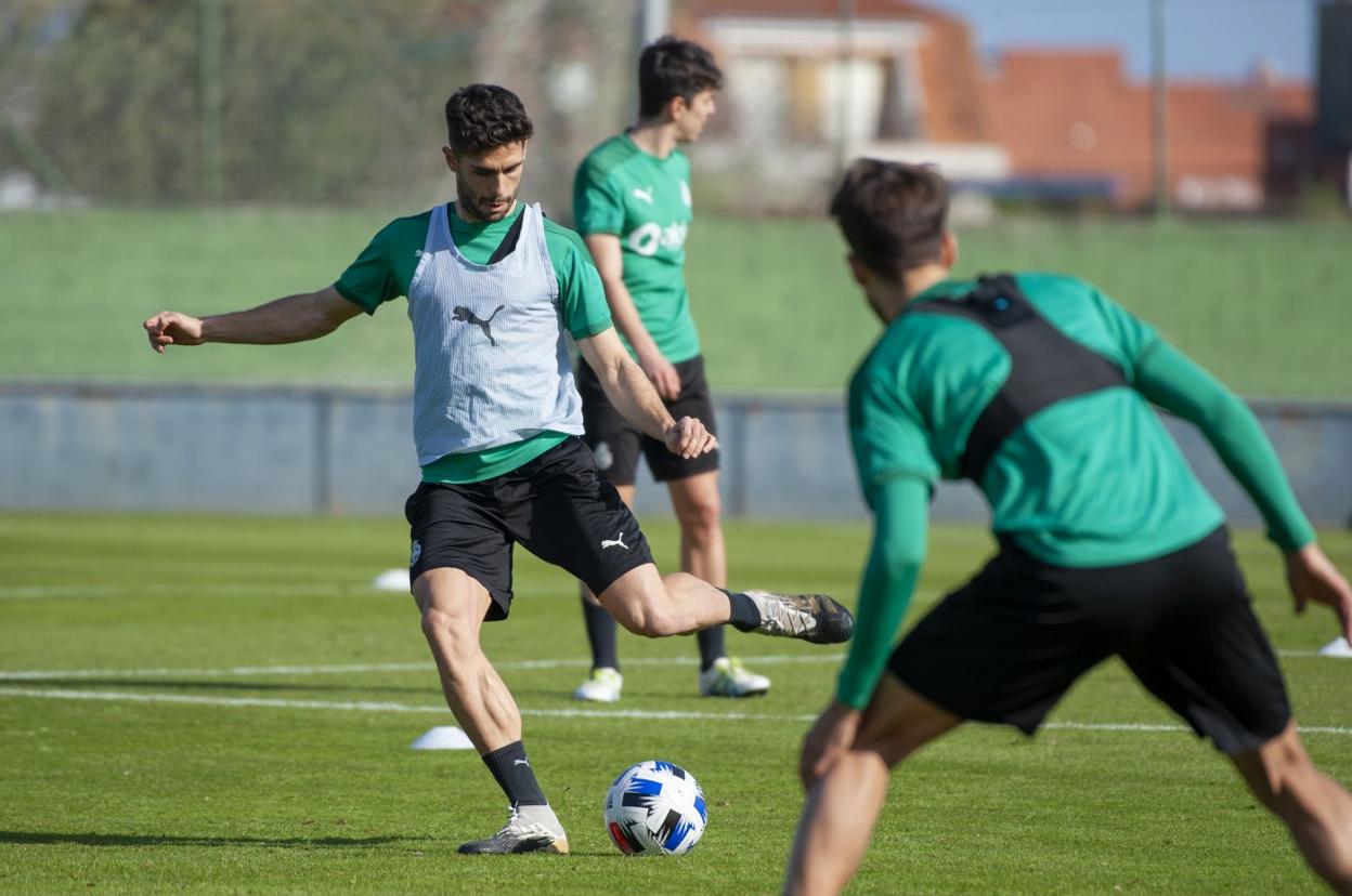 Óscar Gil golpea el balón en la sesión del martes. 