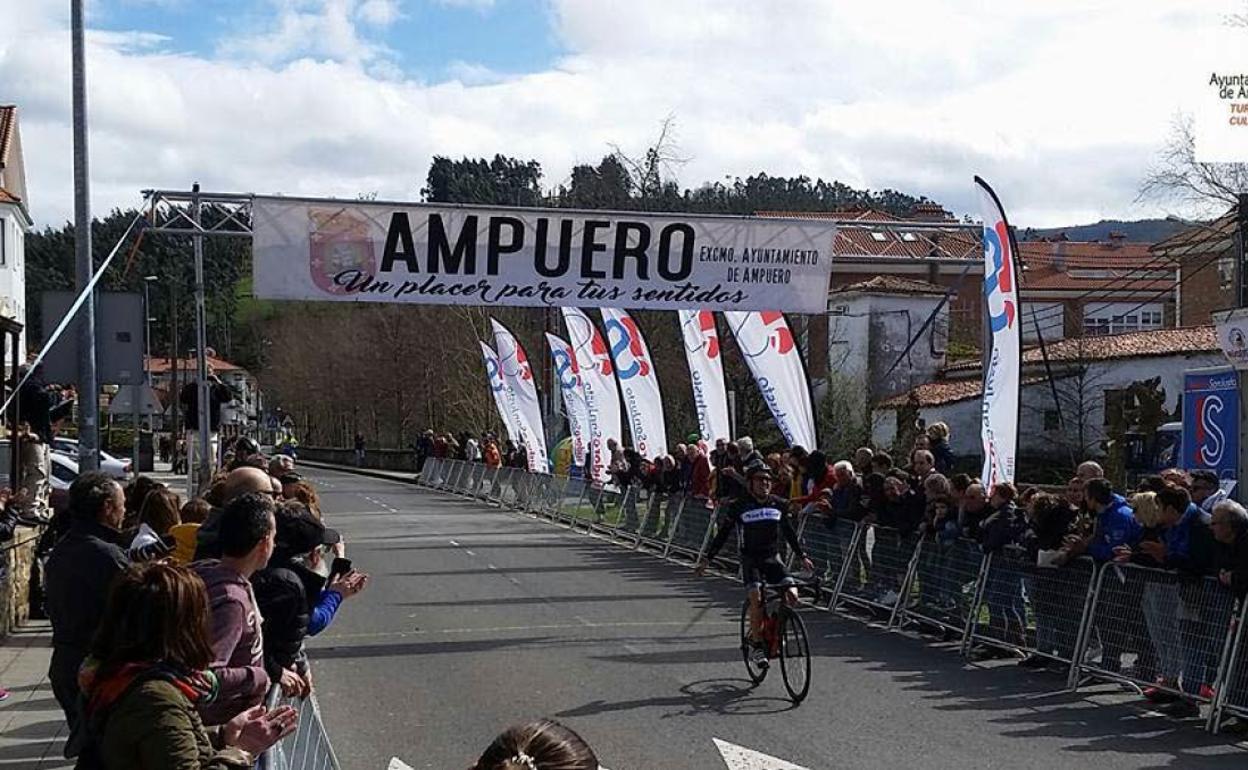 El Trofeo Máster Ayuntamiento de Ampuero congrega a varios aficionados 