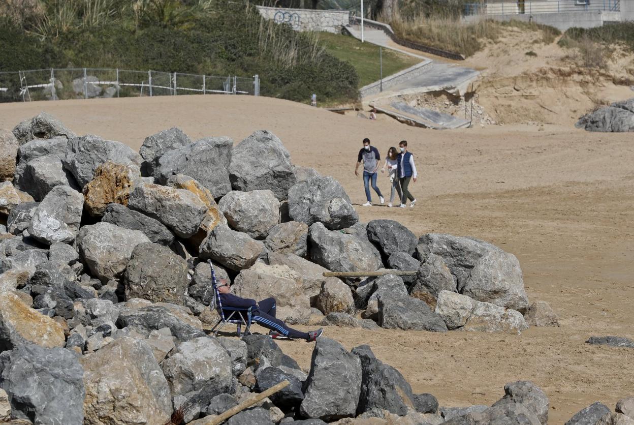 Al sol entre los restos del espigón. Un vecino aprovecha las piedras para resguardarse del viento y tomar el sol desde ahí. 