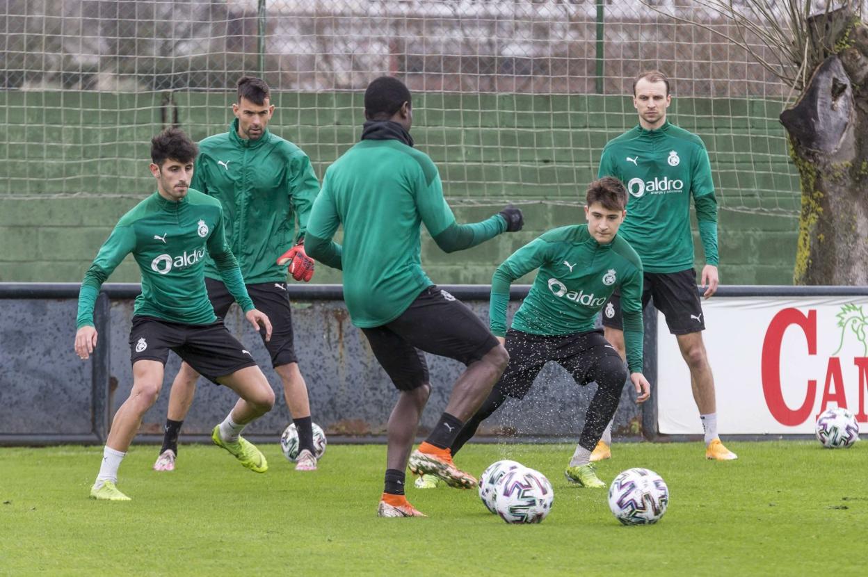 Camus, a la izquierda, y Gerson, a la derecha, están descartados para el partido del domingo. 