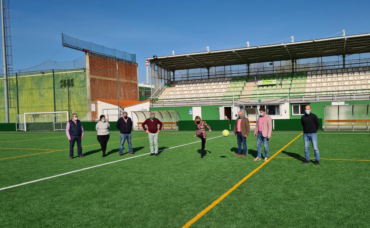 Miembros del equipo de gobierno (PSOE-PRC-AVIP) visitaron el nuevo césped artificial del campo Vimenor de Vioño. 