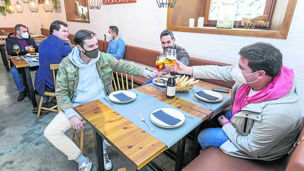 Un grupo de amigos celebra su reencuentro en Patiochico.