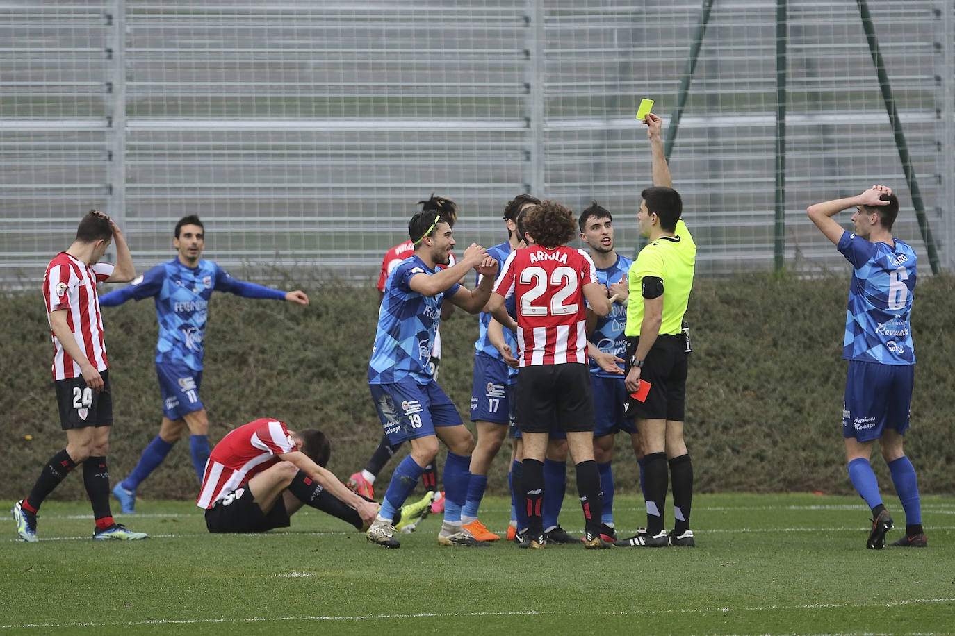 Un dudoso penalti cerca del descanso y un nuevo gol al comienzo de la segunda mitad decantaron el partido en contra del equipo pejino