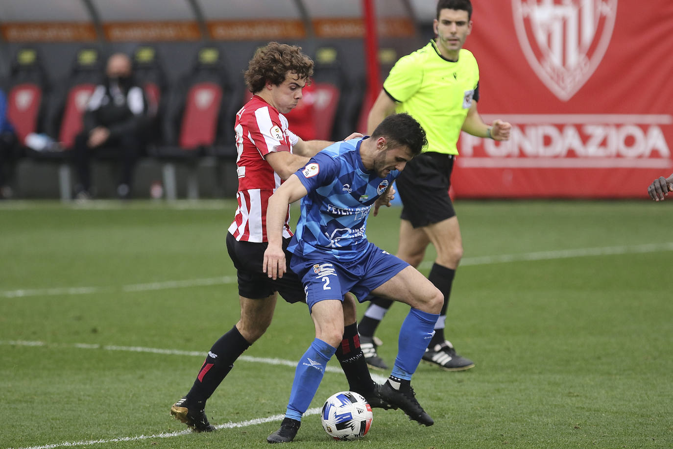 Un dudoso penalti cerca del descanso y un nuevo gol al comienzo de la segunda mitad decantaron el partido en contra del equipo pejino