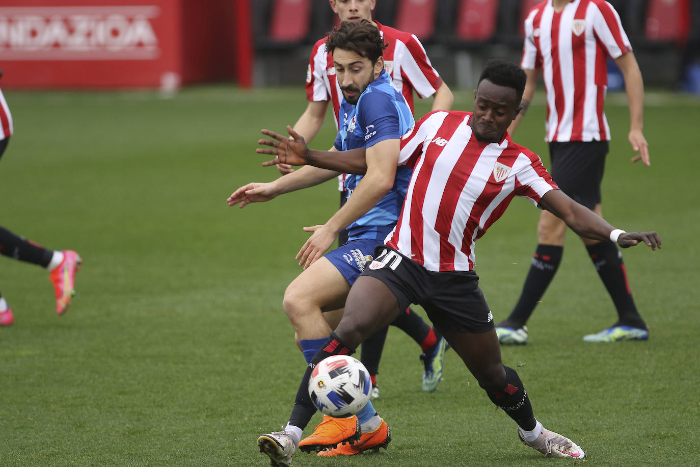 Un dudoso penalti cerca del descanso y un nuevo gol al comienzo de la segunda mitad decantaron el partido en contra del equipo pejino