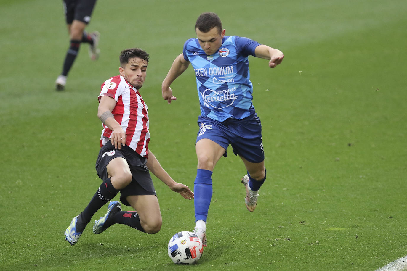 Un dudoso penalti cerca del descanso y un nuevo gol al comienzo de la segunda mitad decantaron el partido en contra del equipo pejino