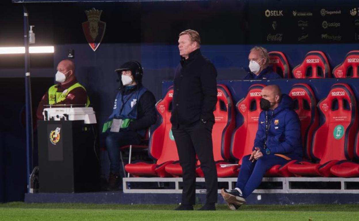 Koeman, durante el Osasuna-Barça en El Sadar.