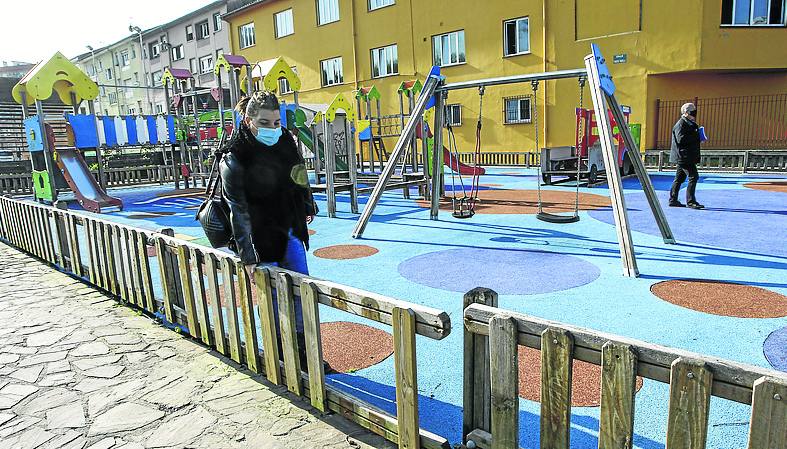 María José muestra los daños en el parque infantil. 