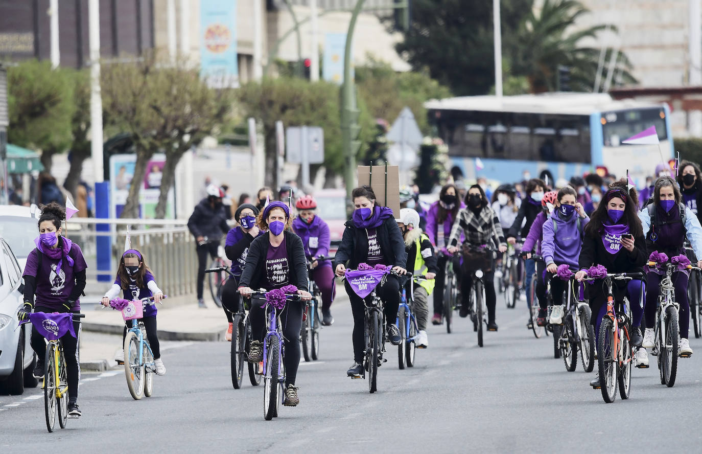 La marcha ha recorrido este domingo el centro de Santander, desde la Plaza de la Ciencia hasta el barrio Pesquero. Este ha sido uno de los primeros actos que se celebran en la calle en Cantabria por el 8M, cuyas principales actividades están convocadas para este lunes.