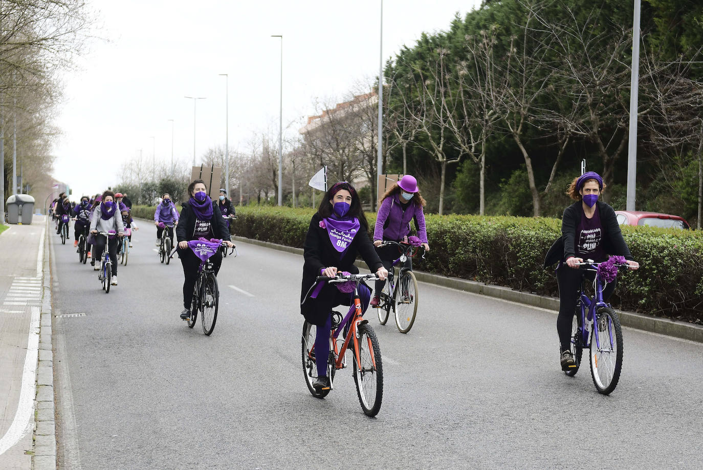 La marcha ha recorrido este domingo el centro de Santander, desde la Plaza de la Ciencia hasta el barrio Pesquero. Este ha sido uno de los primeros actos que se celebran en la calle en Cantabria por el 8M, cuyas principales actividades están convocadas para este lunes.