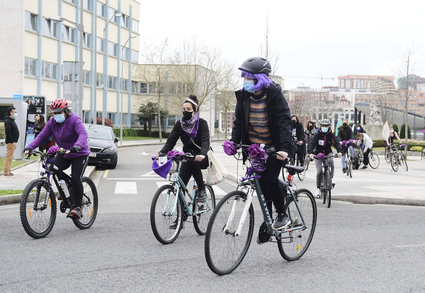 La marcha ha recorrido este domingo el centro de Santander, desde la Plaza de la Ciencia hasta el barrio Pesquero. Este ha sido uno de los primeros actos que se celebran en la calle en Cantabria por el 8M, cuyas principales actividades están convocadas para este lunes.