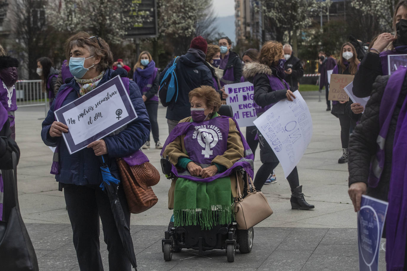 Cerca de 200 mujeres se han concentrado en la Plaza del Ayuntamiento de Santander con motivo del 8 de Marzo para exigir el fin de la desigualdad y la discriminación, agravadas por la pandemia del coronavirus,