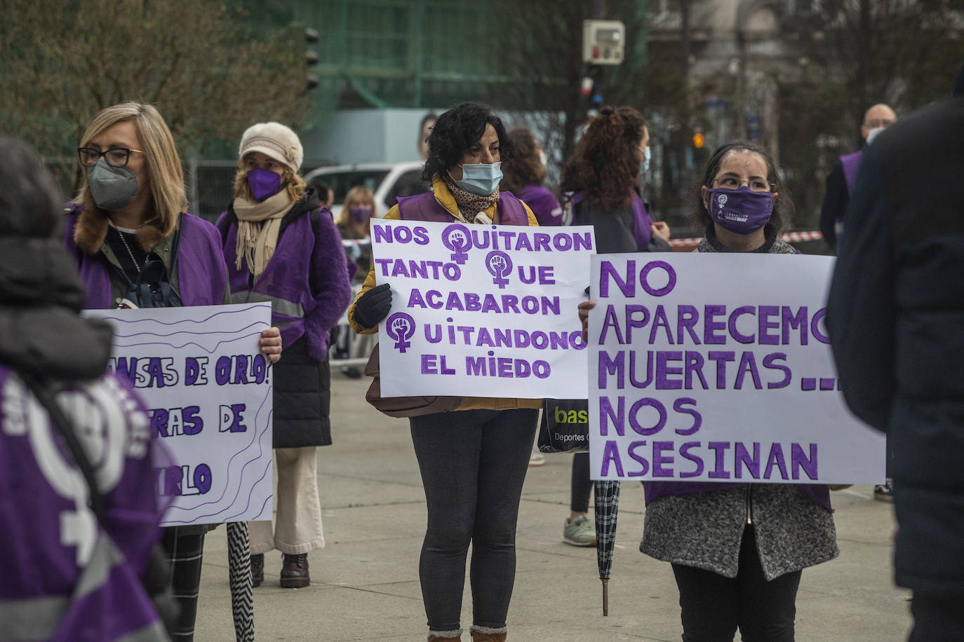 Cerca de 200 mujeres se han concentrado en la Plaza del Ayuntamiento de Santander con motivo del 8 de Marzo para exigir el fin de la desigualdad y la discriminación, agravadas por la pandemia del coronavirus,