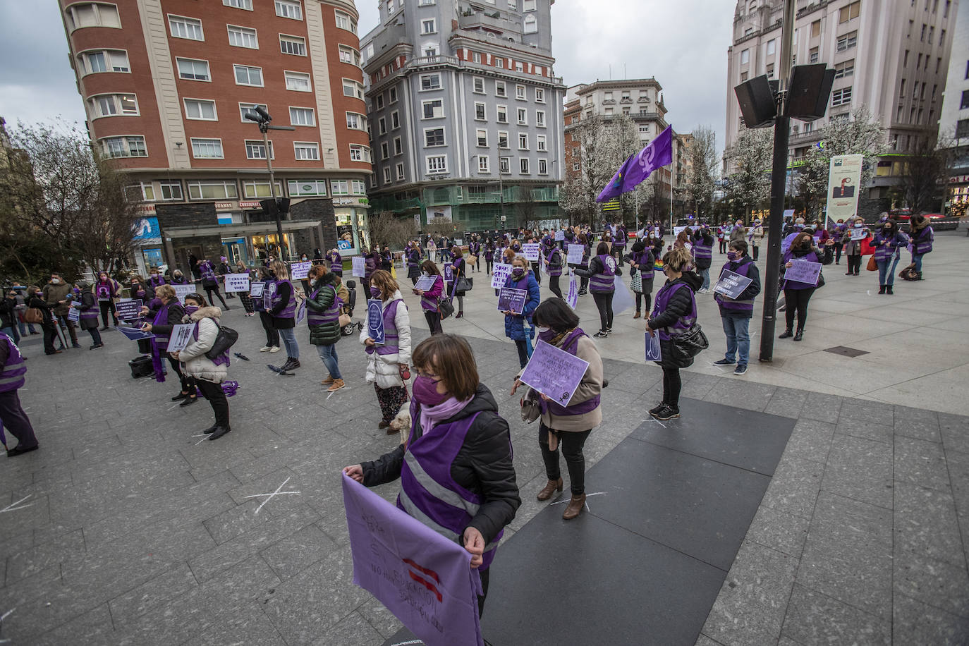 Cerca de 200 mujeres se han concentrado en la Plaza del Ayuntamiento de Santander con motivo del 8 de Marzo para exigir el fin de la desigualdad y la discriminación, agravadas por la pandemia del coronavirus,