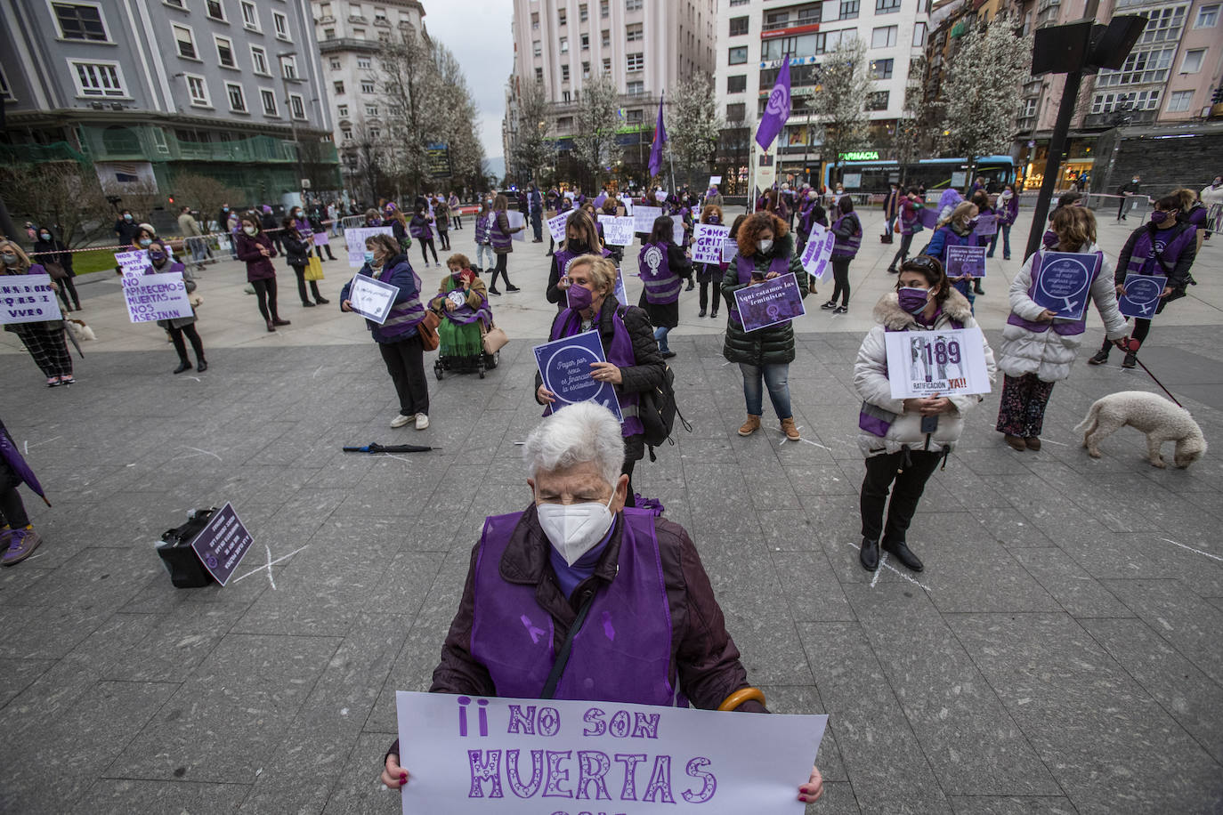 Cerca de 200 mujeres se han concentrado en la Plaza del Ayuntamiento de Santander con motivo del 8 de Marzo para exigir el fin de la desigualdad y la discriminación, agravadas por la pandemia del coronavirus,