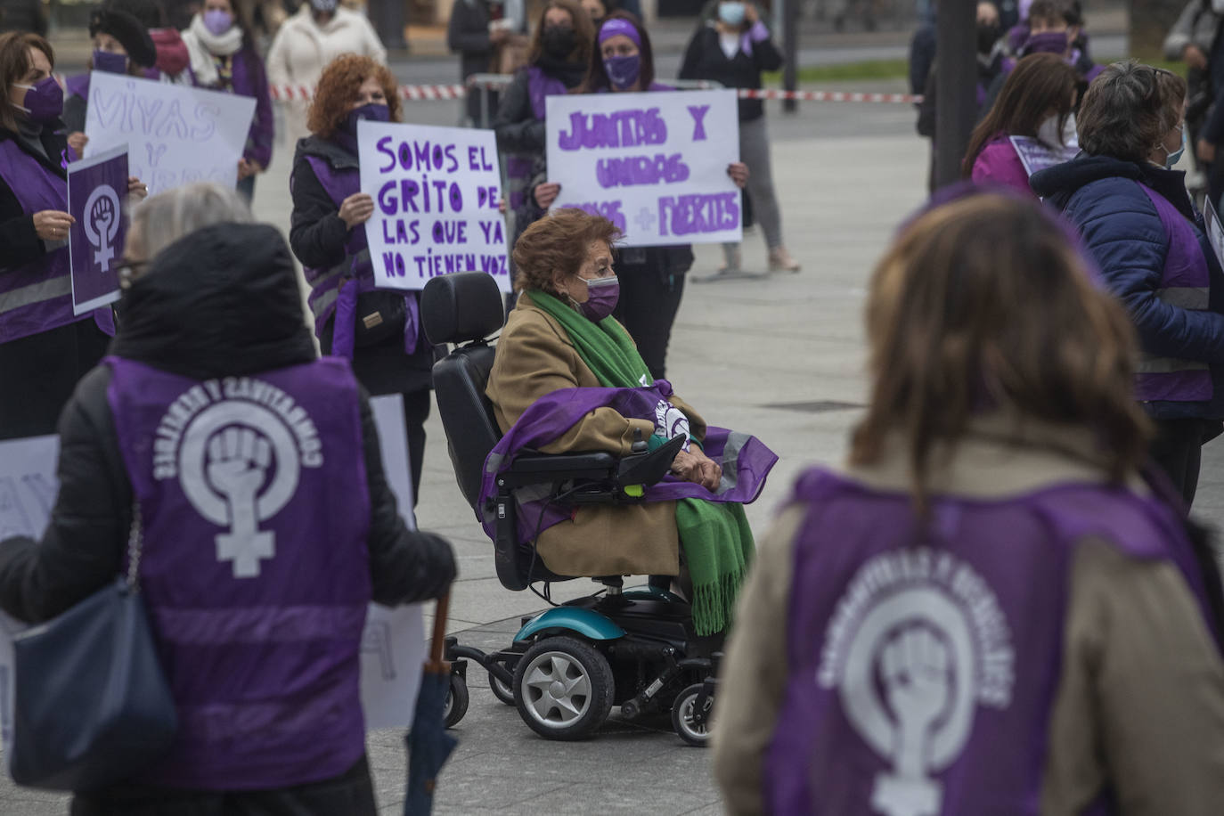 Cerca de 200 mujeres se han concentrado en la Plaza del Ayuntamiento de Santander con motivo del 8 de Marzo para exigir el fin de la desigualdad y la discriminación, agravadas por la pandemia del coronavirus,