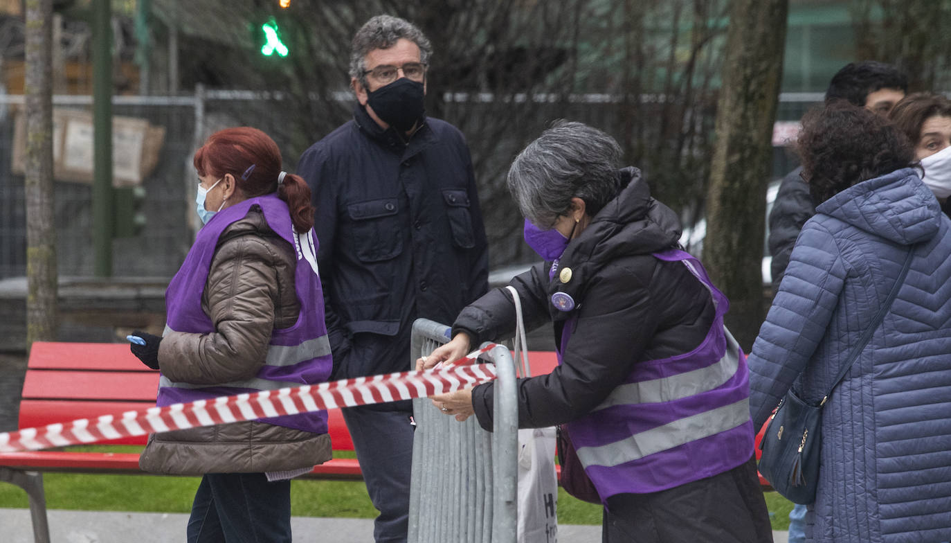 Cerca de 200 mujeres se han concentrado en la Plaza del Ayuntamiento de Santander con motivo del 8 de Marzo para exigir el fin de la desigualdad y la discriminación, agravadas por la pandemia del coronavirus,