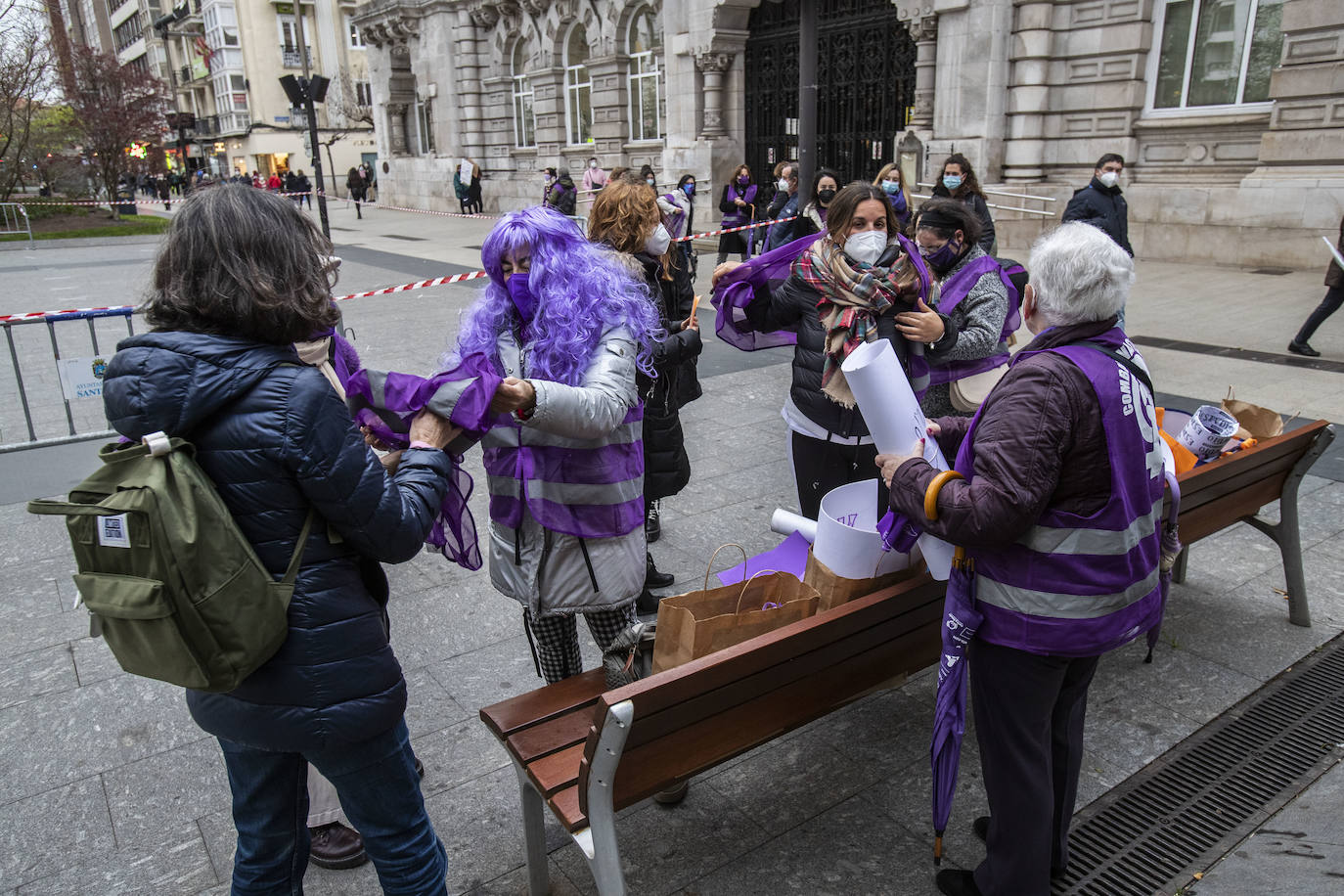 Cerca de 200 mujeres se han concentrado en la Plaza del Ayuntamiento de Santander con motivo del 8 de Marzo para exigir el fin de la desigualdad y la discriminación, agravadas por la pandemia del coronavirus,