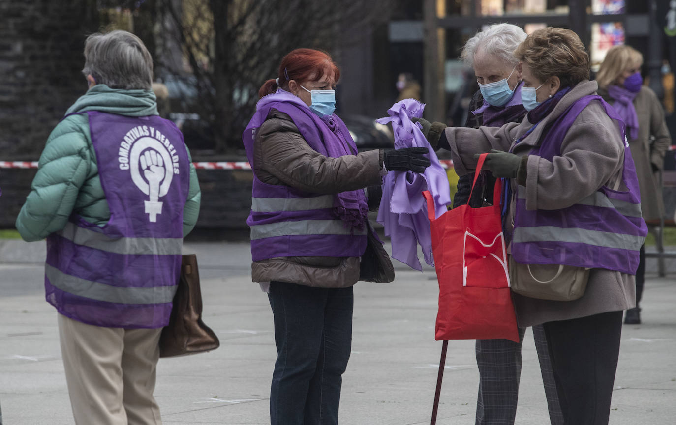 Cerca de 200 mujeres se han concentrado en la Plaza del Ayuntamiento de Santander con motivo del 8 de Marzo para exigir el fin de la desigualdad y la discriminación, agravadas por la pandemia del coronavirus,