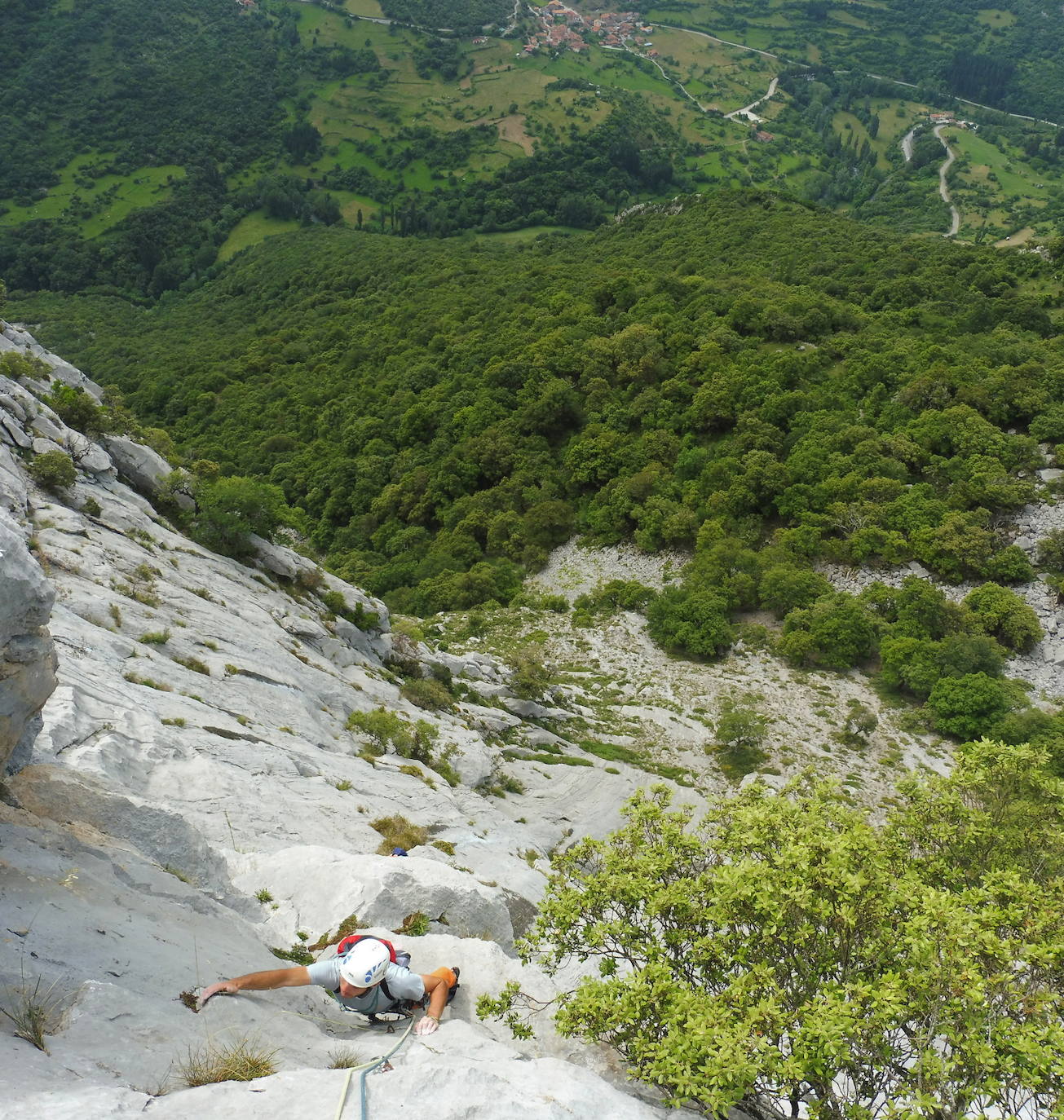 El centro, con sede en el Valle de Liébana, oferta enseñanzas deportivas de régimen especial en las modalidades de Montaña y Escalada.