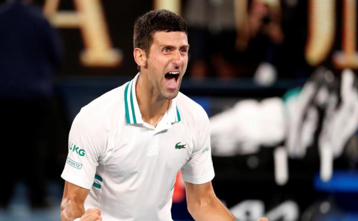 Novak Djokovic celebra su victoria en el Open de Australia de 2021. 