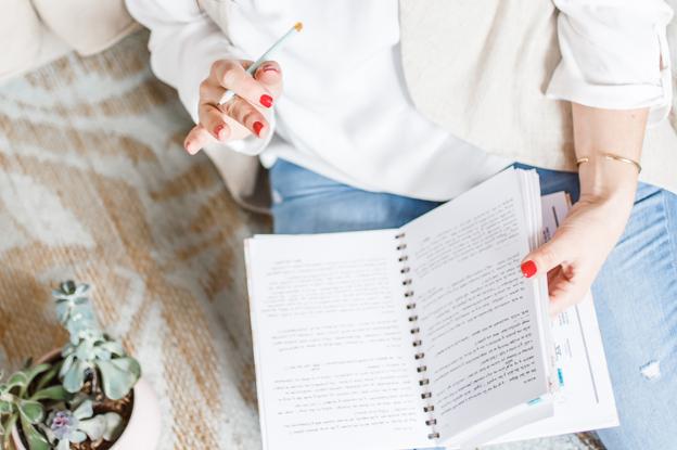 La 'coach' con su cuaderno de notas.