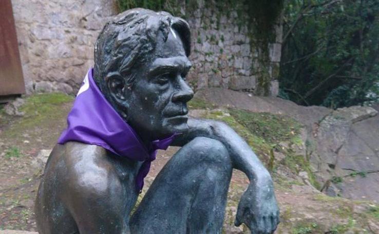 Estatuas de toda la región, con pañuelo morado 