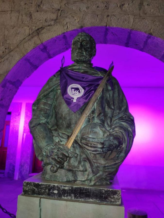 Carlos V, también de morado en Laredo.