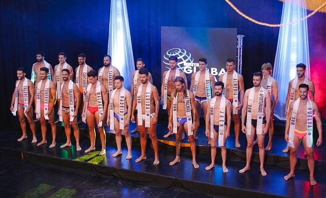 Imagen de los chicos para su pase en bañador.