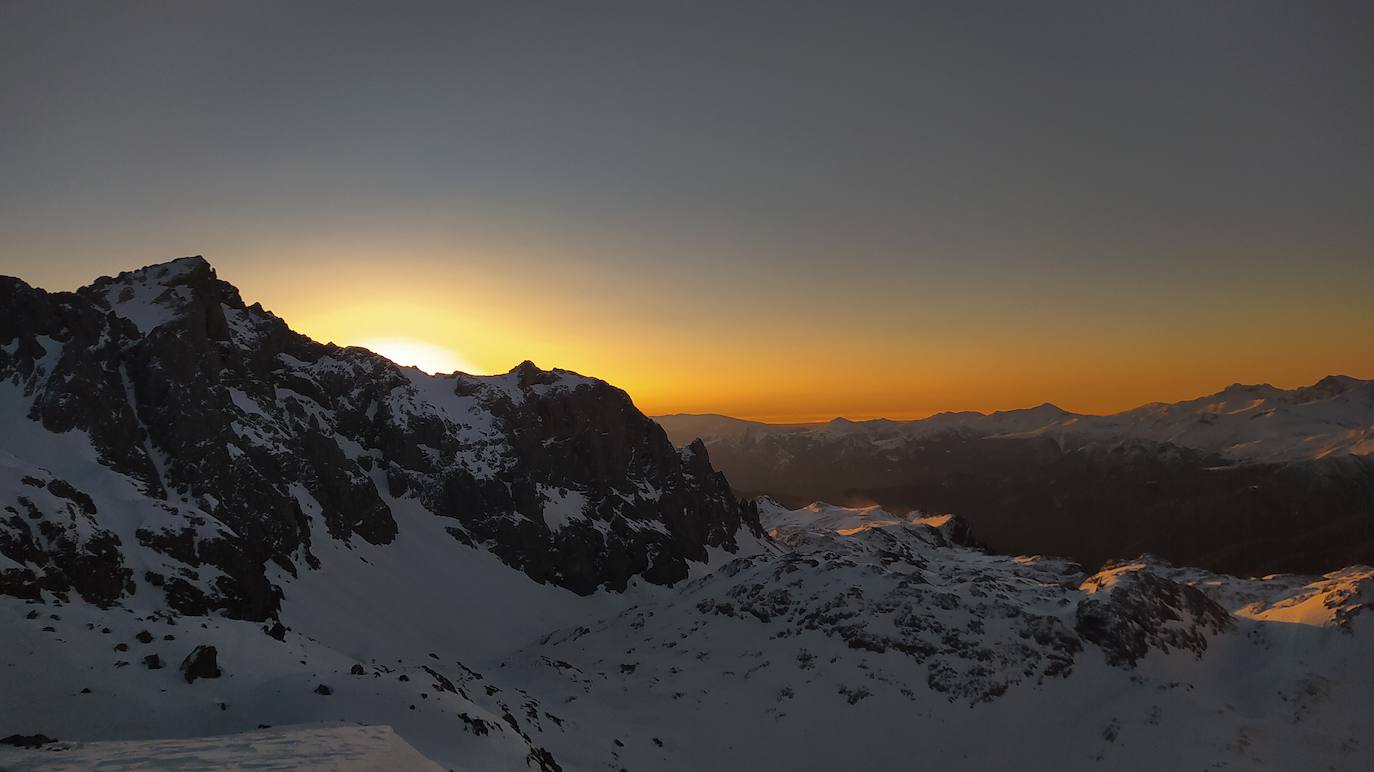 El aventurero ha coronado a la cima de Cantabria junto a la suancina Raquel García dentro del proyecto 'Montañas montañosas' de la Fundación Gomaespuma, en el que se propone tocar el techo de las 50 provincias de España en 90 días