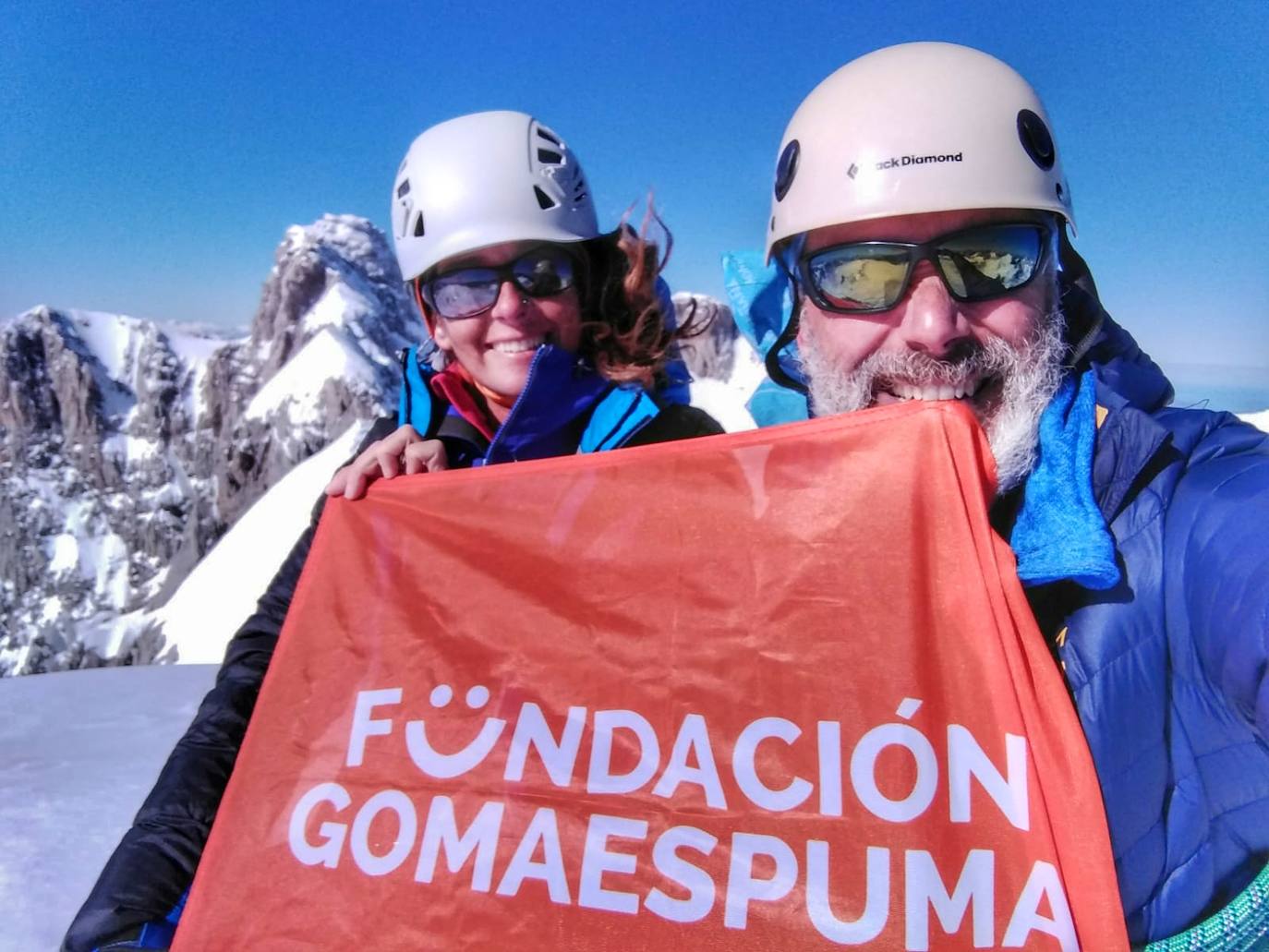 El aventurero ha coronado a la cima de Cantabria junto a la suancina Raquel García dentro del proyecto 'Montañas montañosas' de la Fundación Gomaespuma, en el que se propone tocar el techo de las 50 provincias de España en 90 días