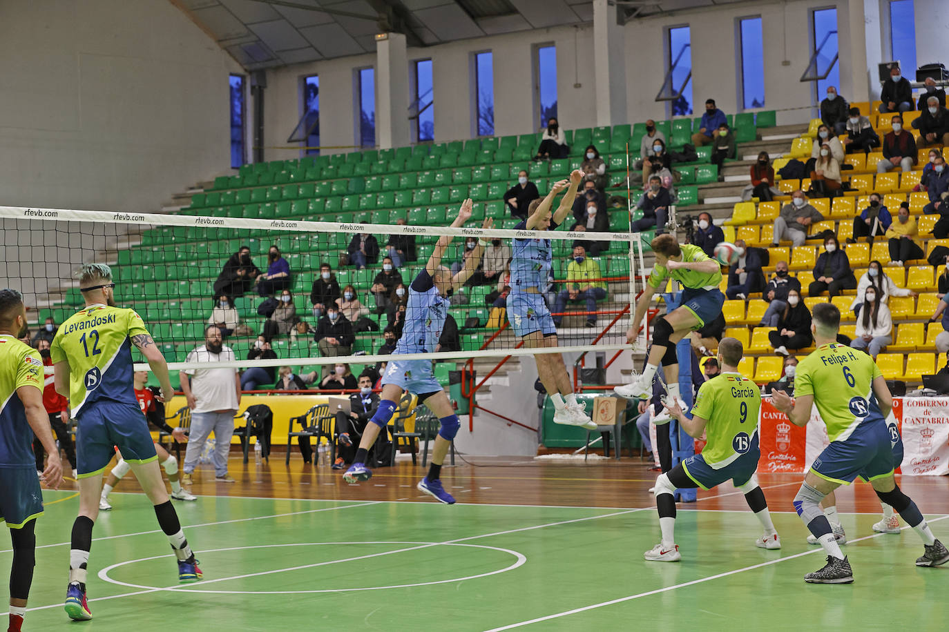 El Textil Santanderina vence al Ushuaia Voley (3-2) en el Matilde de la Torre.