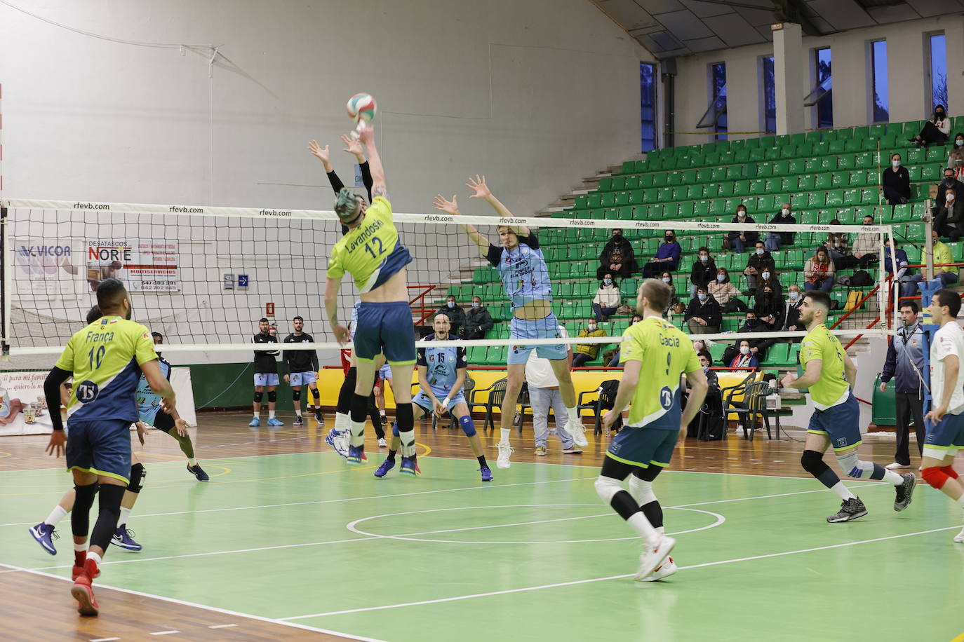 El Textil Santanderina vence al Ushuaia Voley (3-2) en el Matilde de la Torre.