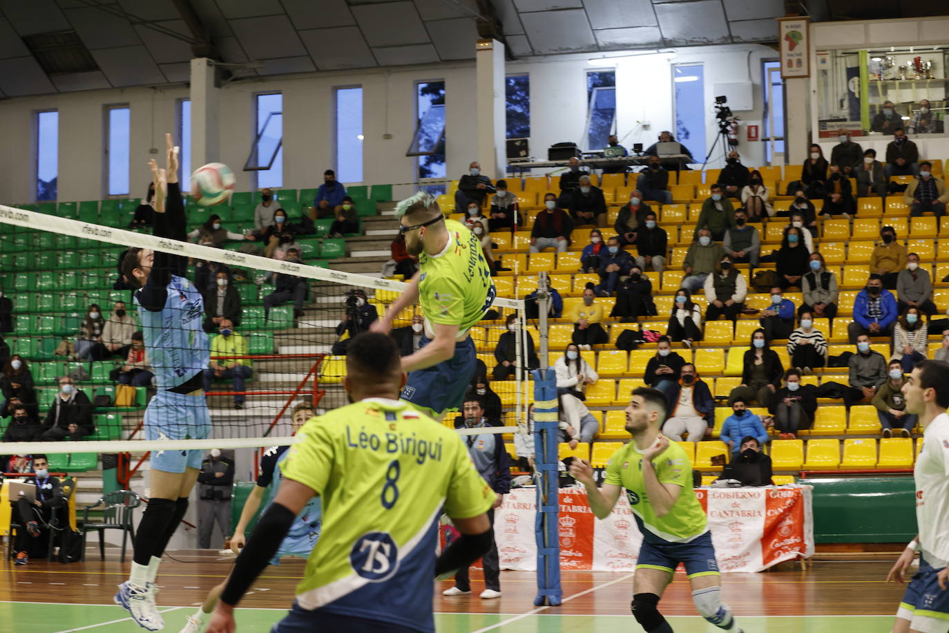 El Textil Santanderina vence al Ushuaia Voley (3-2) en el Matilde de la Torre.