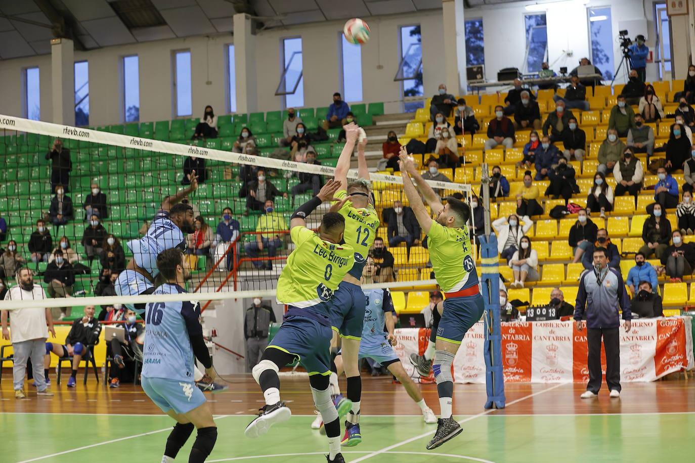 El Textil Santanderina vence al Ushuaia Voley (3-2) en el Matilde de la Torre.