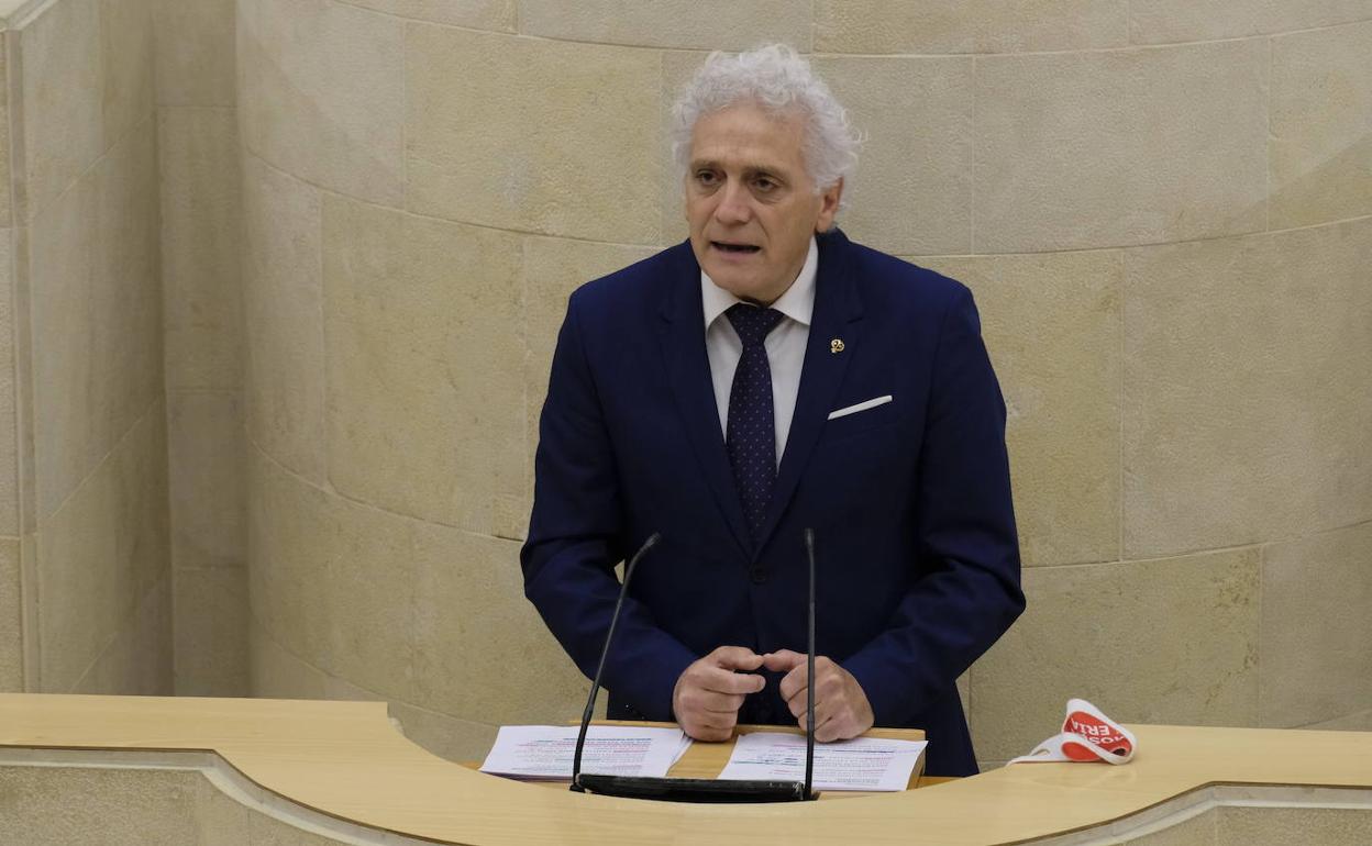 Ángel Cuevas, esta mañana durante su intervención en el Parlamento. 