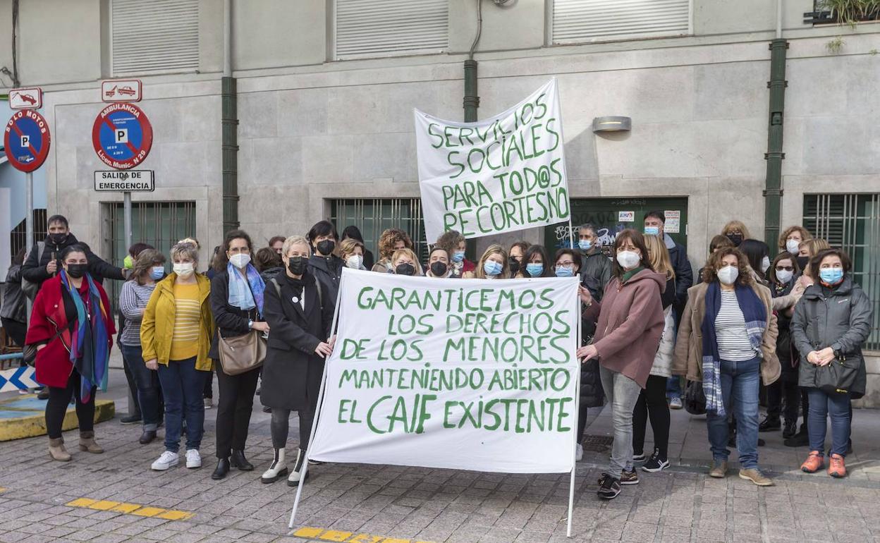 Concentración en contra del cierre del centro de menores, este juevess frente al Gobierno regional