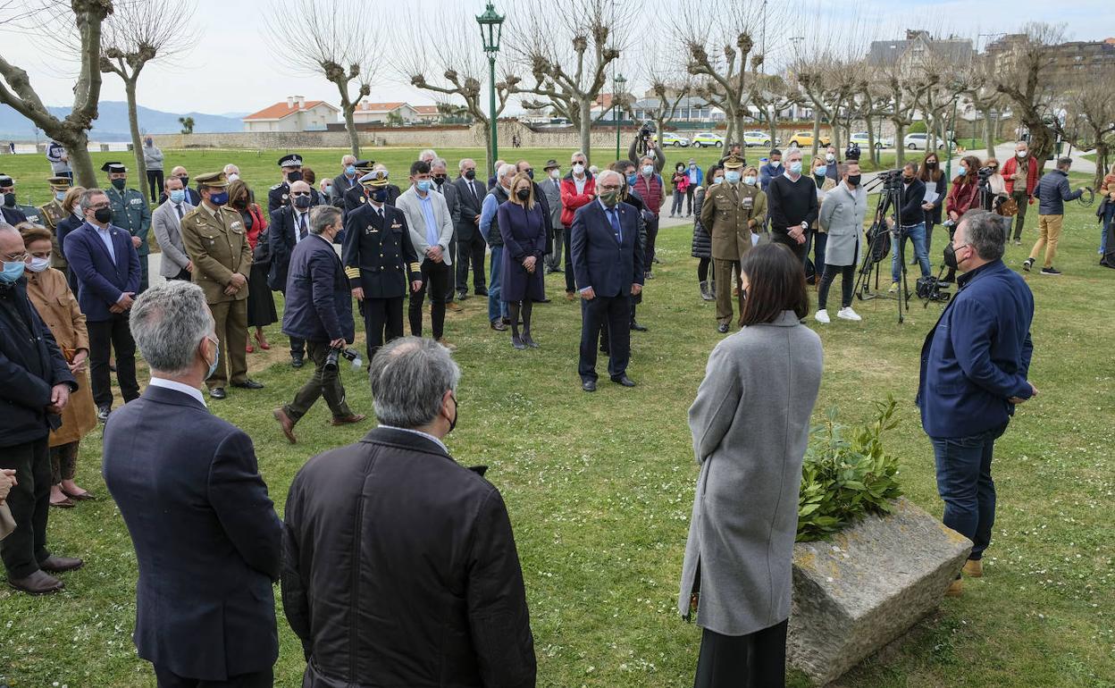 Acto en recuerdo de las víctimas del terrorismo, ayer frente al monumento que honra su memoria, en La Magdalena.