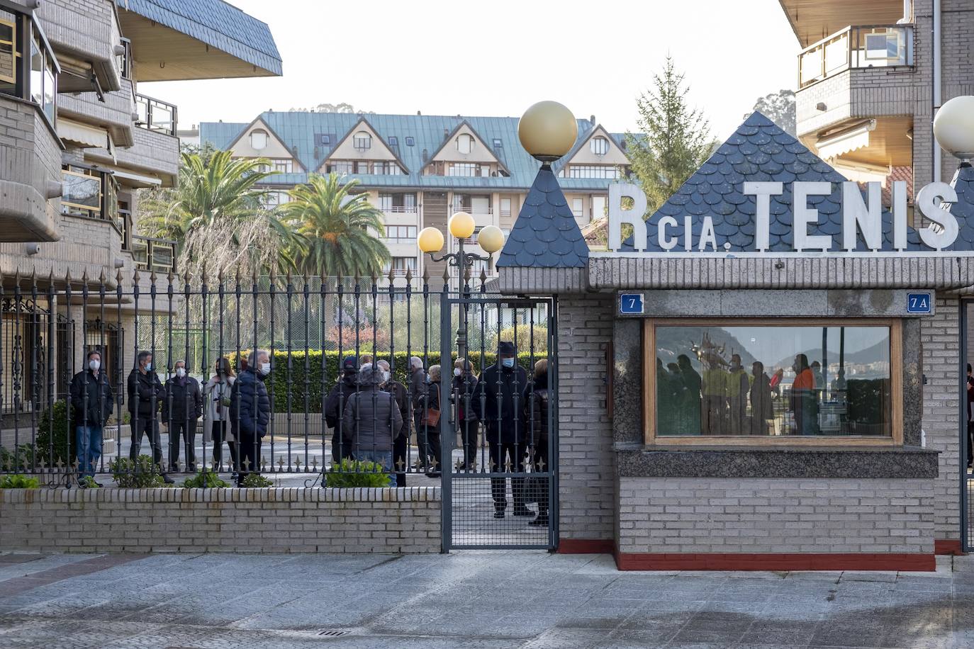 Fotos: Los vecinos del Edificio Tenis de Laredo se niegan a desalojar sus viviendas