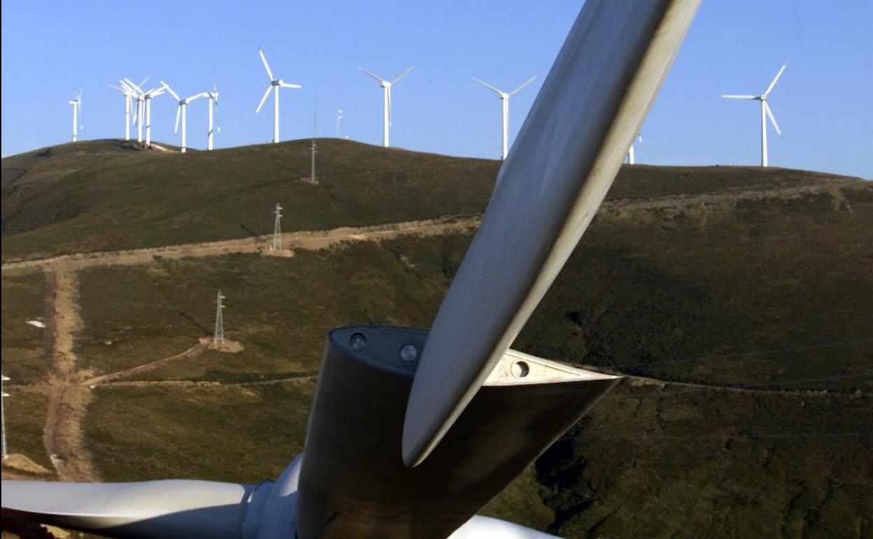 Imagen de un aerogenerador sobre el suelo, antes de ser instalado.