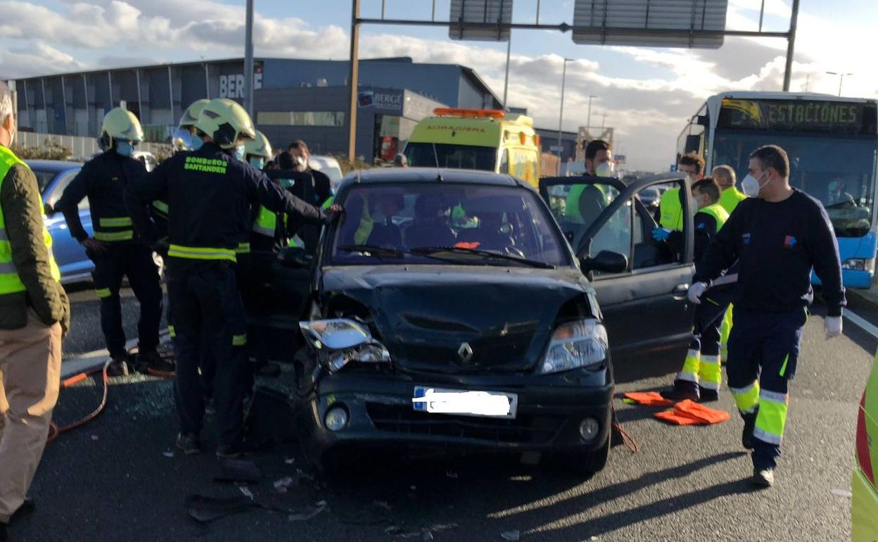 Bomberos, sanitarios y policías locales atienden a los heridos en este choque en cadena 
