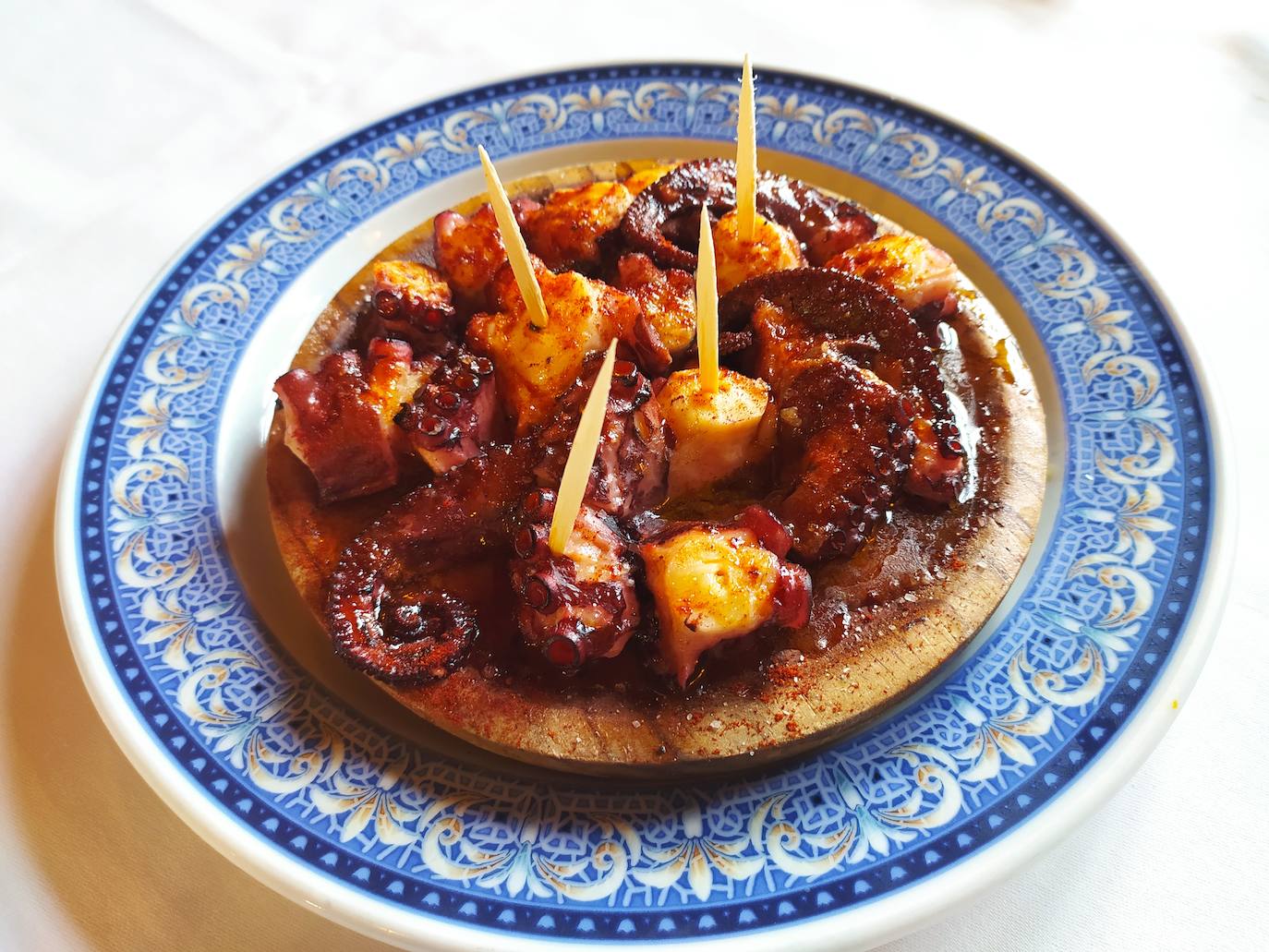 Imagen principal - Arriba, pulpo a la gallega. Abajo, nécora a la plancha yrevuelto de oricios.