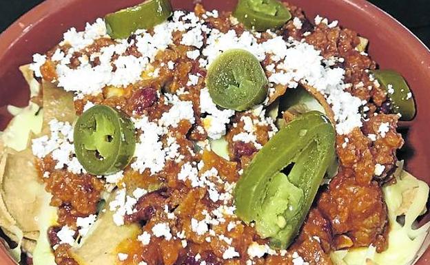 Nachos de chili con carne. 