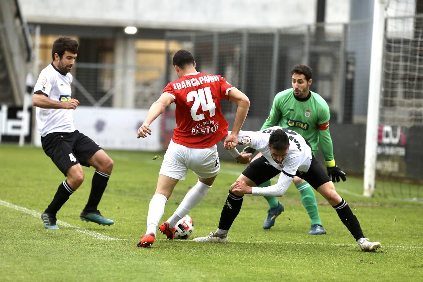 Fotos: El Racing logra tres valiosos puntos en Irún