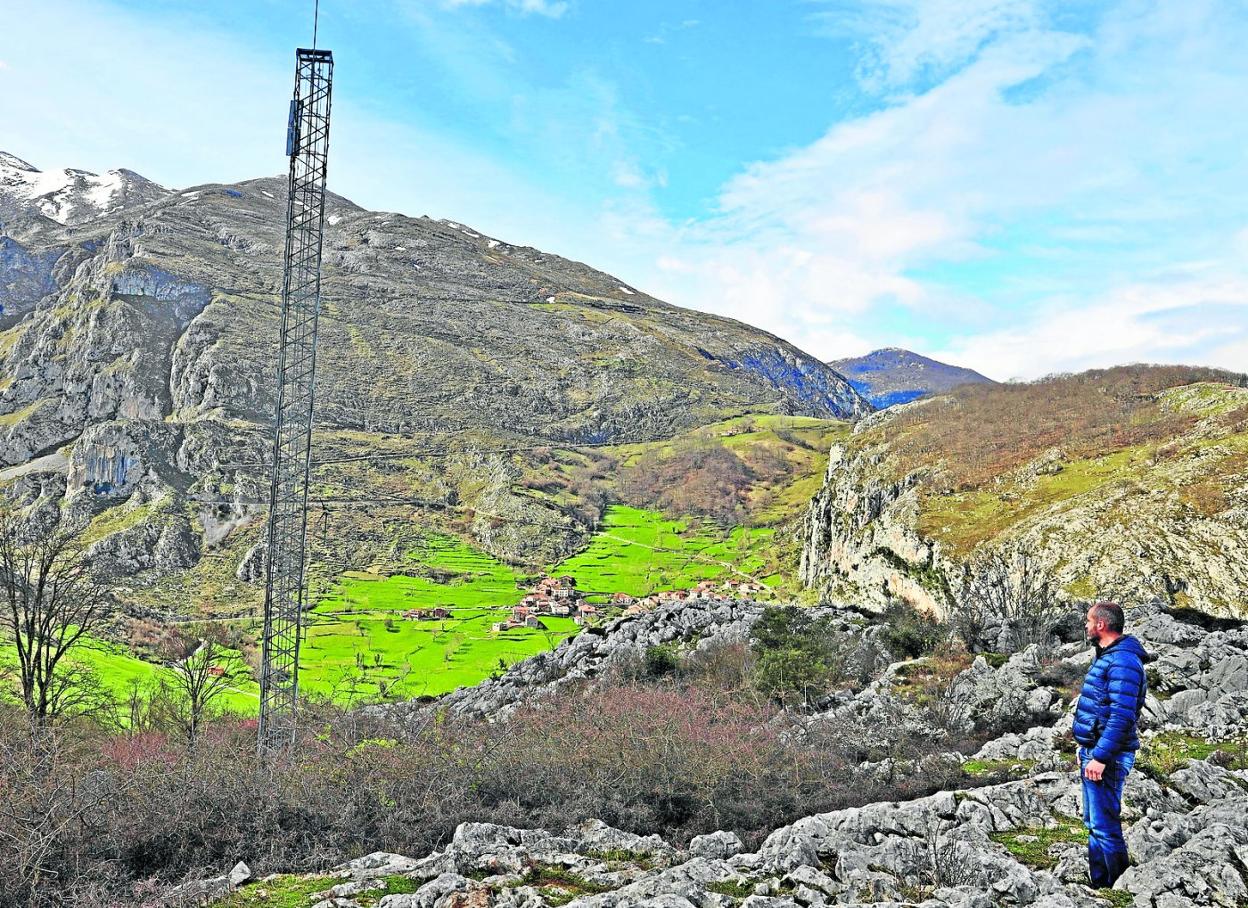 Luis de la Vega, concejal del PP de Cillorigo de Liébana, junto a la antena donde se instalaría la telefonía móvil, con Bejes al fondo. 