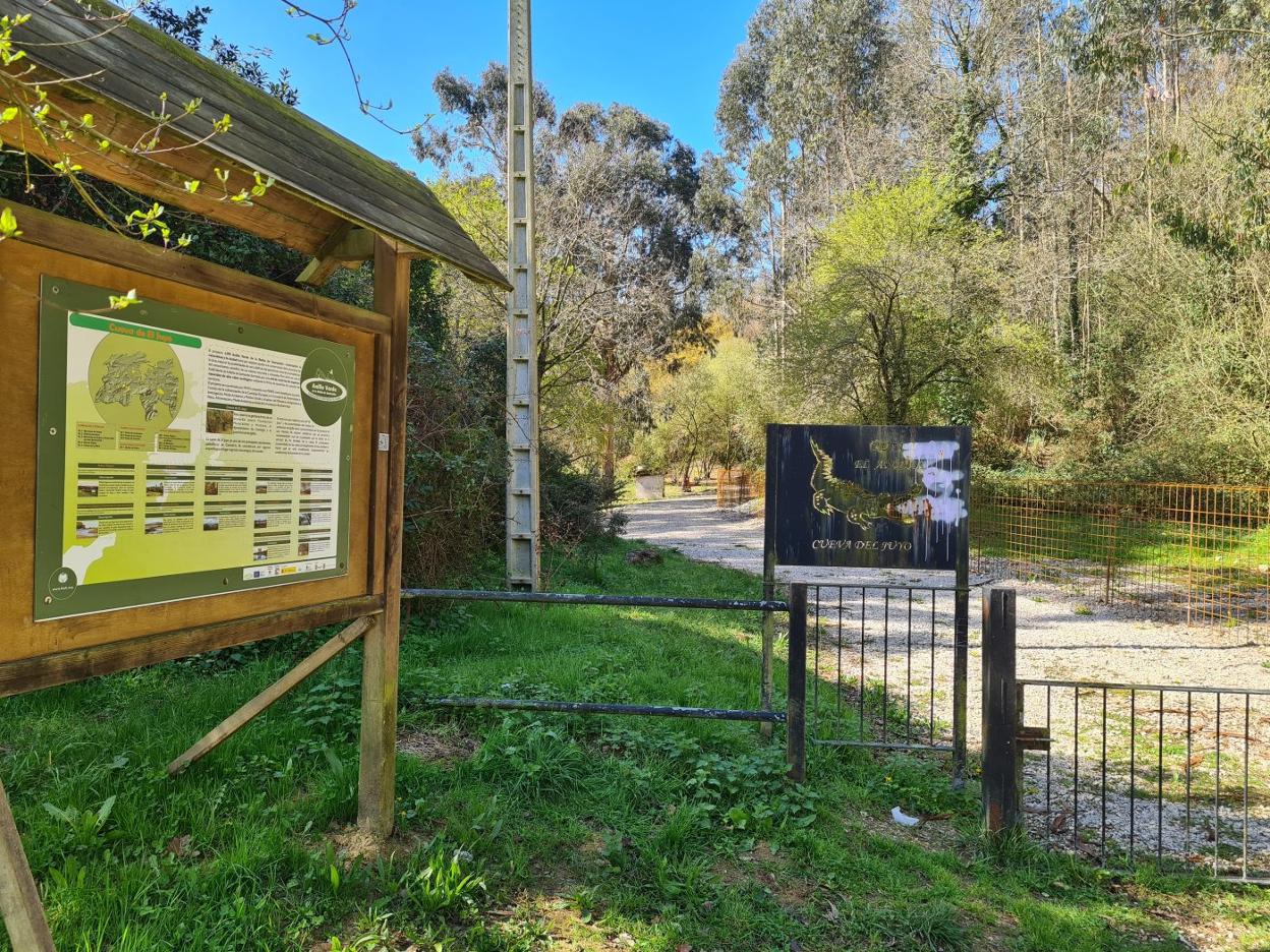 Vista del acceso a la cueva de El Juyo, donde se desarrollaron las obras investigadas por Patrimonio, en Igollo de Camargo. 